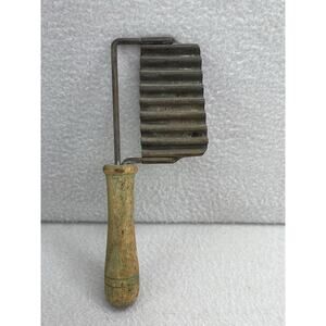 VTG Crinkle Cut Fry Cutter Wood Handle Wavy Knife MCM Kitchen Tool Cottagecore